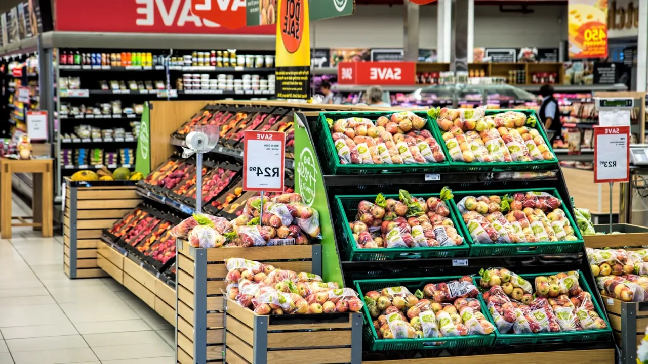 Market rafında temel gıda ürünleri