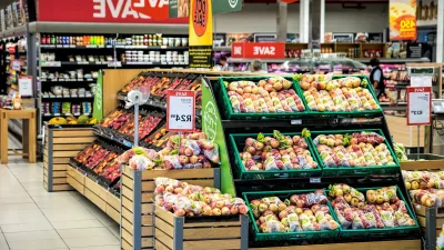 Market rafında temel gıda ürünleri