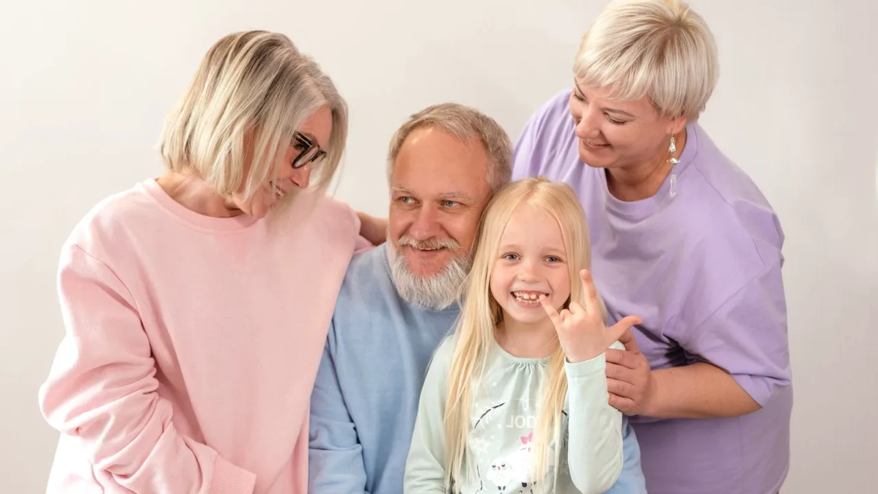 Torunuyla birlikte poz veren aile büyükleri